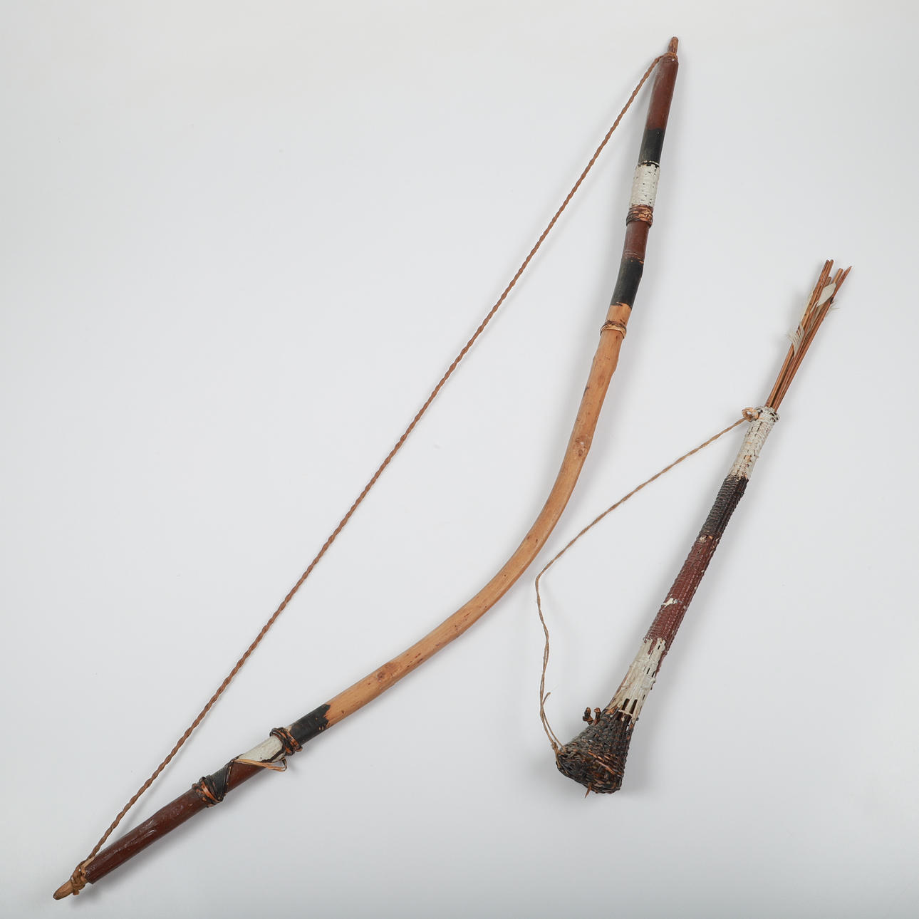 ARCO CON ALJABA, madera m., África.