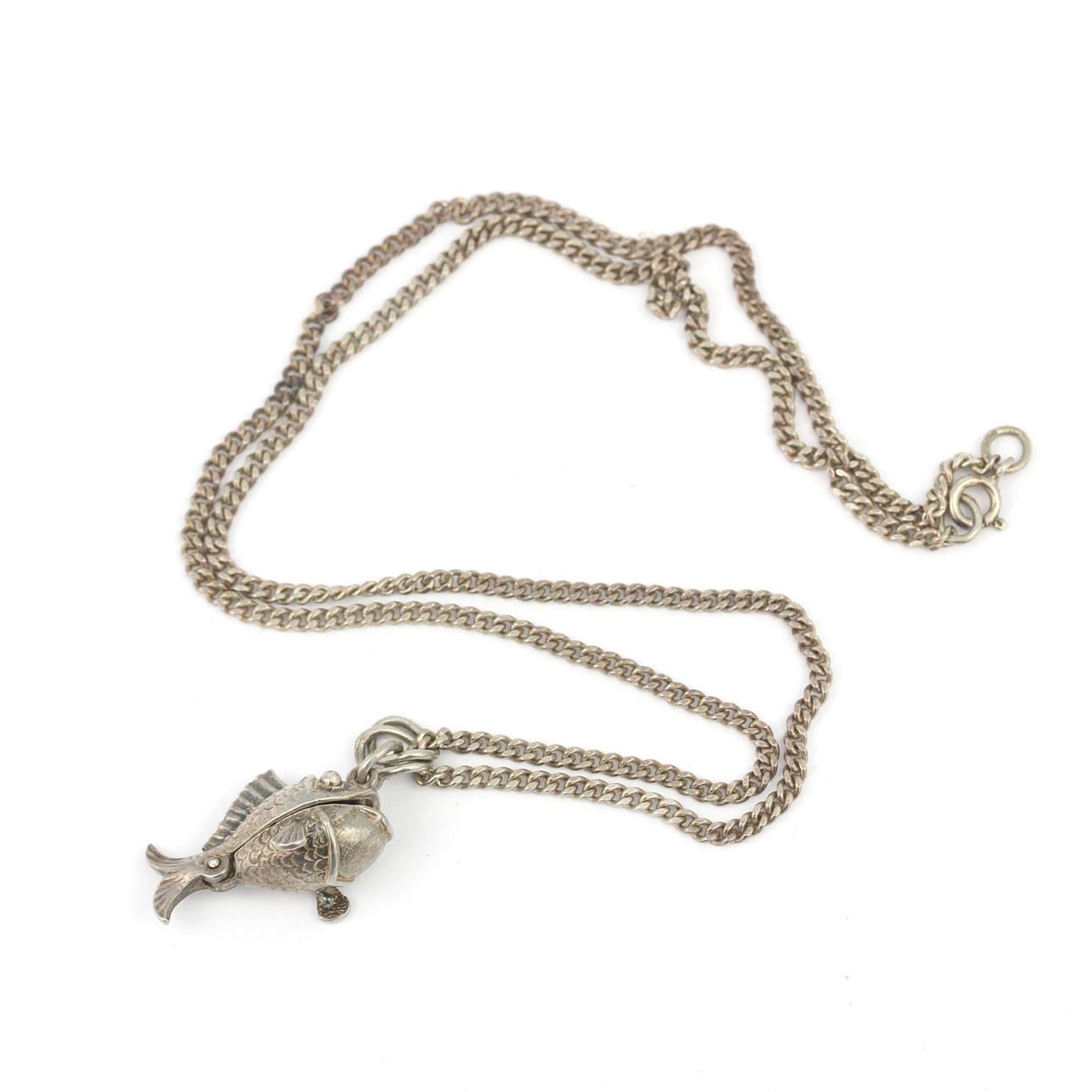 CADENA Y COLGANTE DE PEZ DE PLATA.