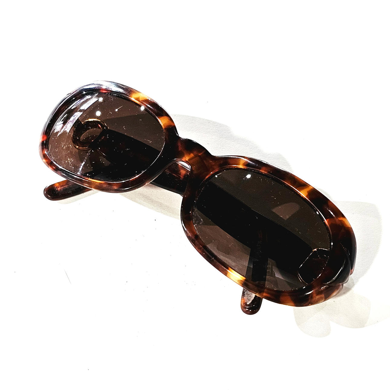 KARTIERI. Aurinkolasit ruskean sävyissä.