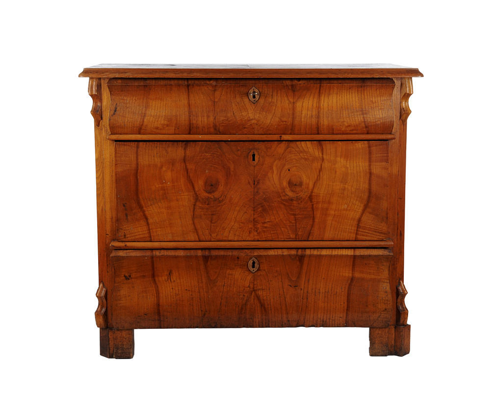 BYRÅ. Omkring 1870, askfanér på furustomme.