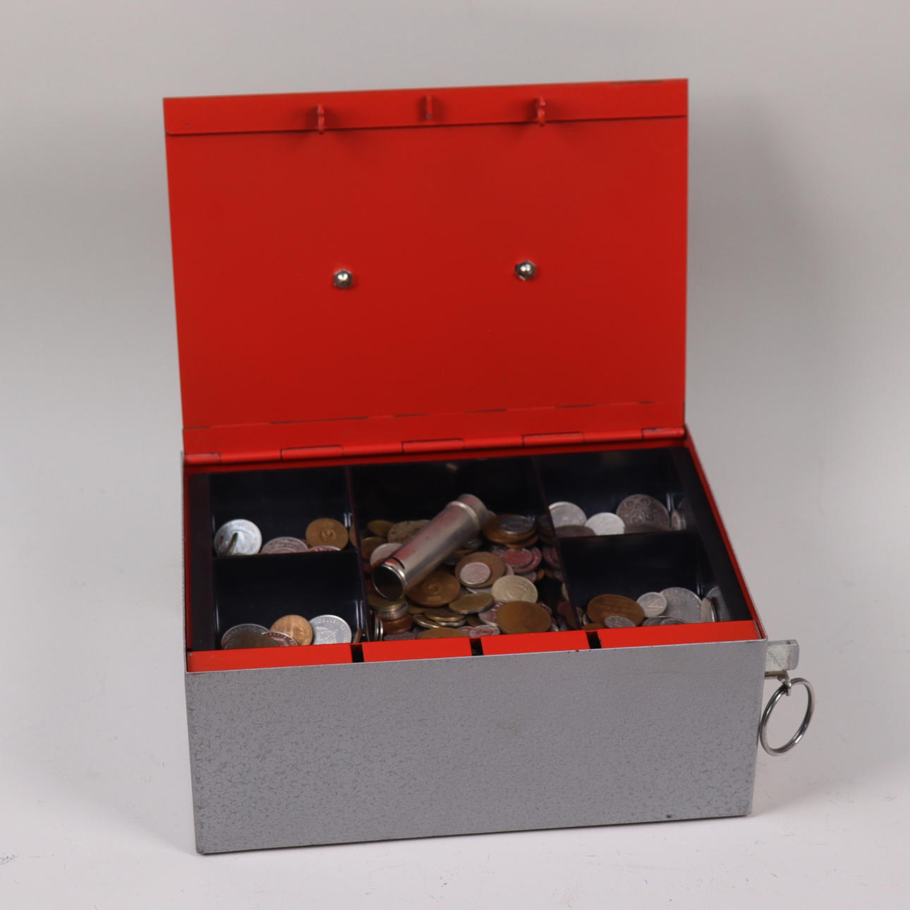 CASHIER BOX WITH VARIOUS COINS.