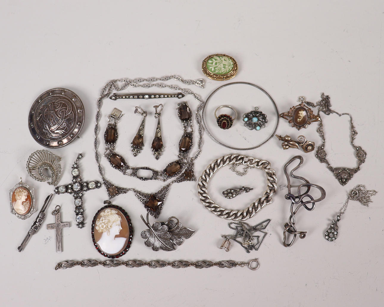 VARIAS JOYAS ANTIGUAS, collares, pendientes, anillos, etc.