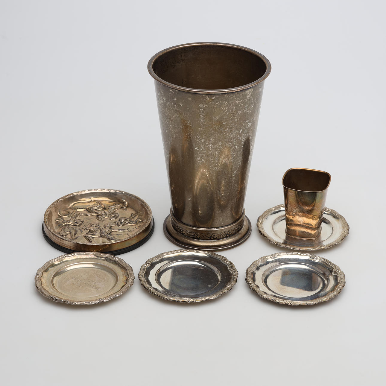 SILVER OBJECTS gross weight approx. 700 grams.