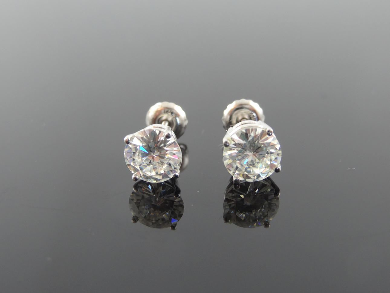 Solitaire Earstuds 2,00cts 14k guld.