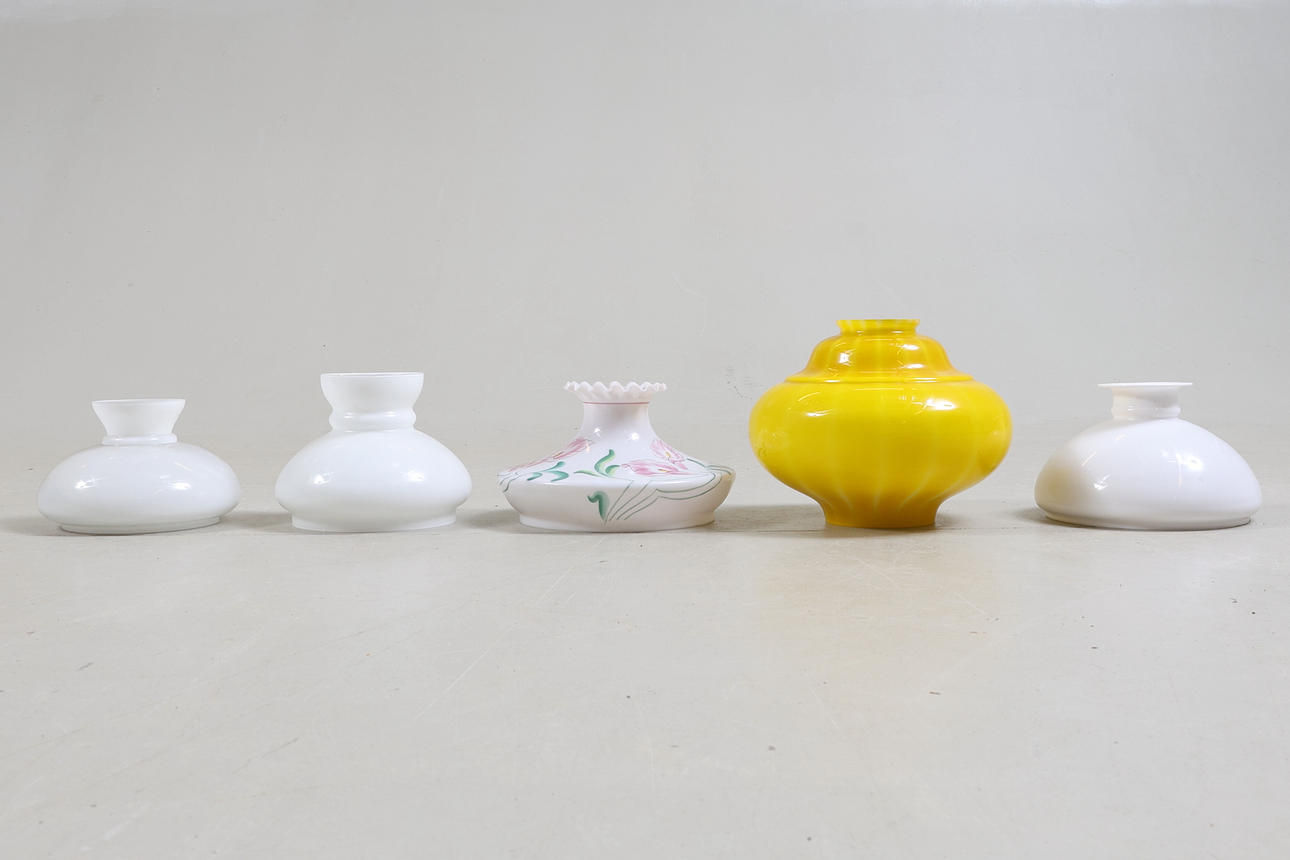 Et sæt af 5 lamper til petroleumslamper, 20. århundrede.