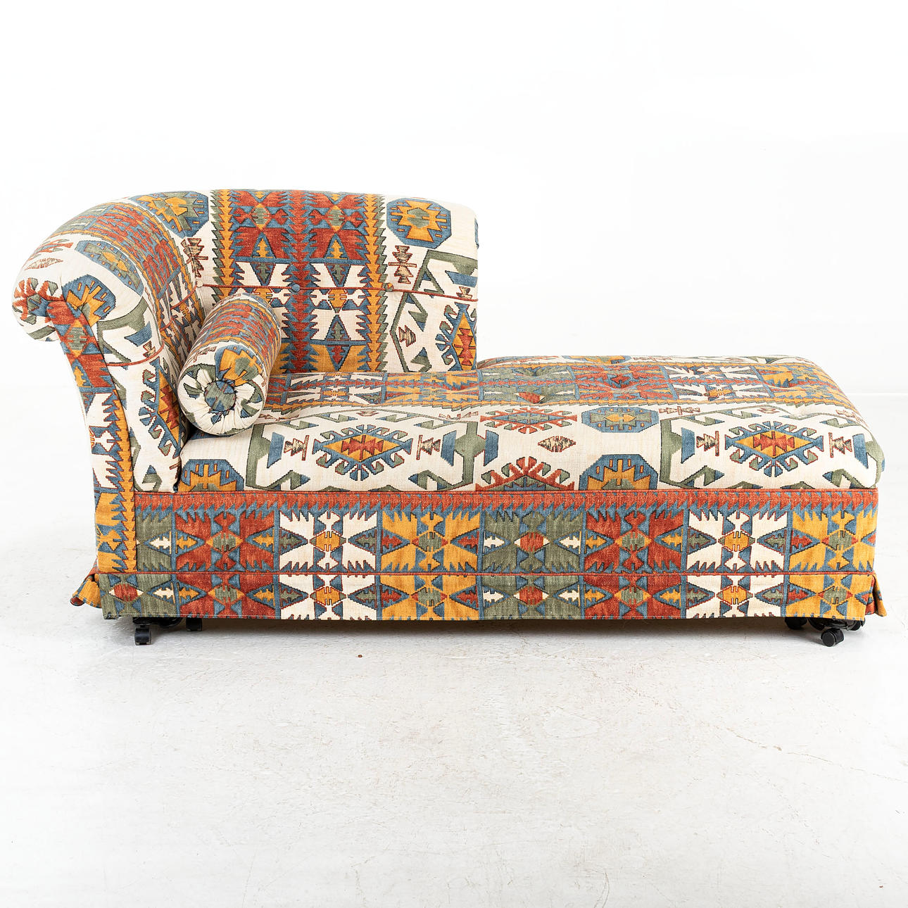 CHAISELONGUE, bezogen mit orientalischem Stoff.
