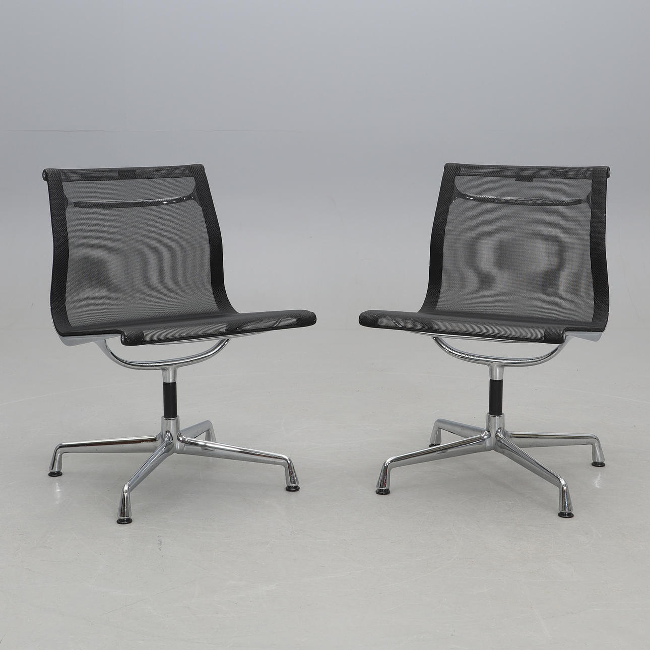 CHARLES & RAY EAMES. Kontorstole, et par, „Aluminium Group“, Vitra.