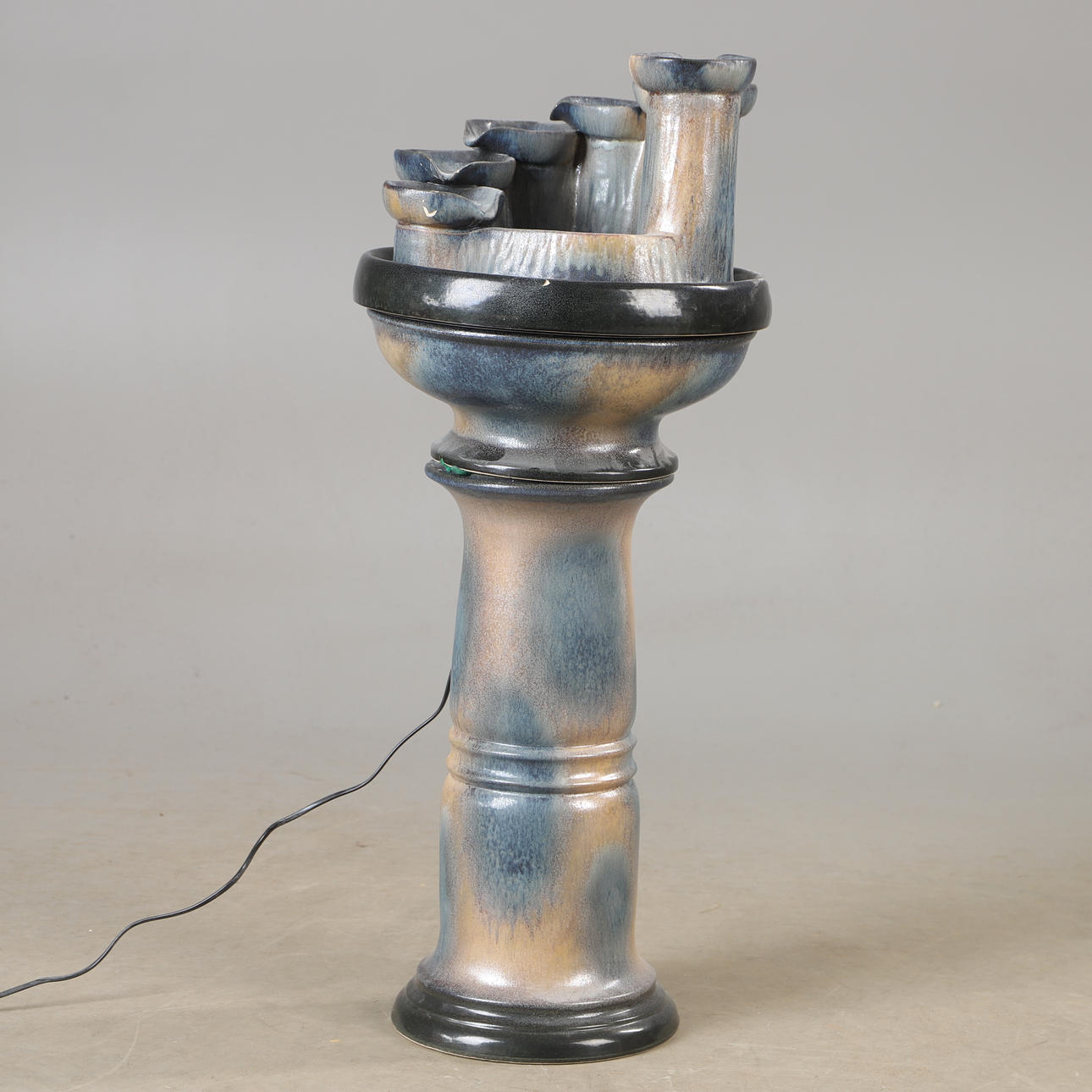 Una fuente, gres esmaltado, siglo XX.