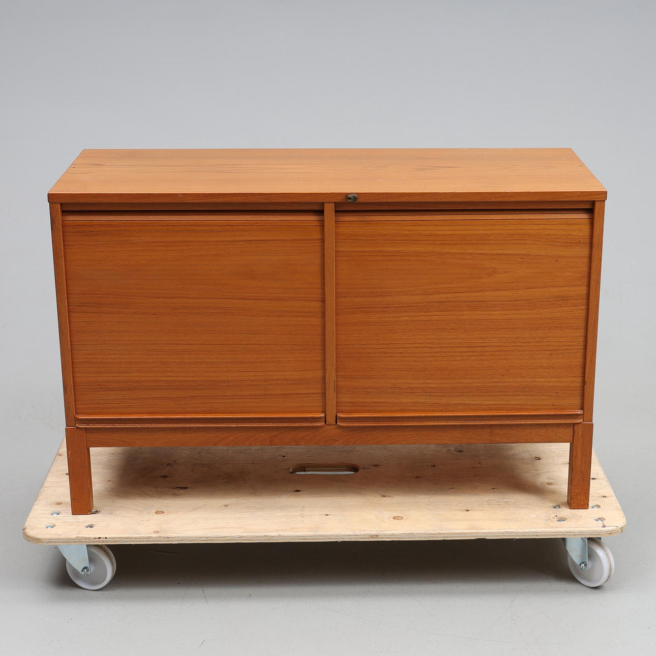 SKÅP. Med jalusidörrar, 1900-tal.