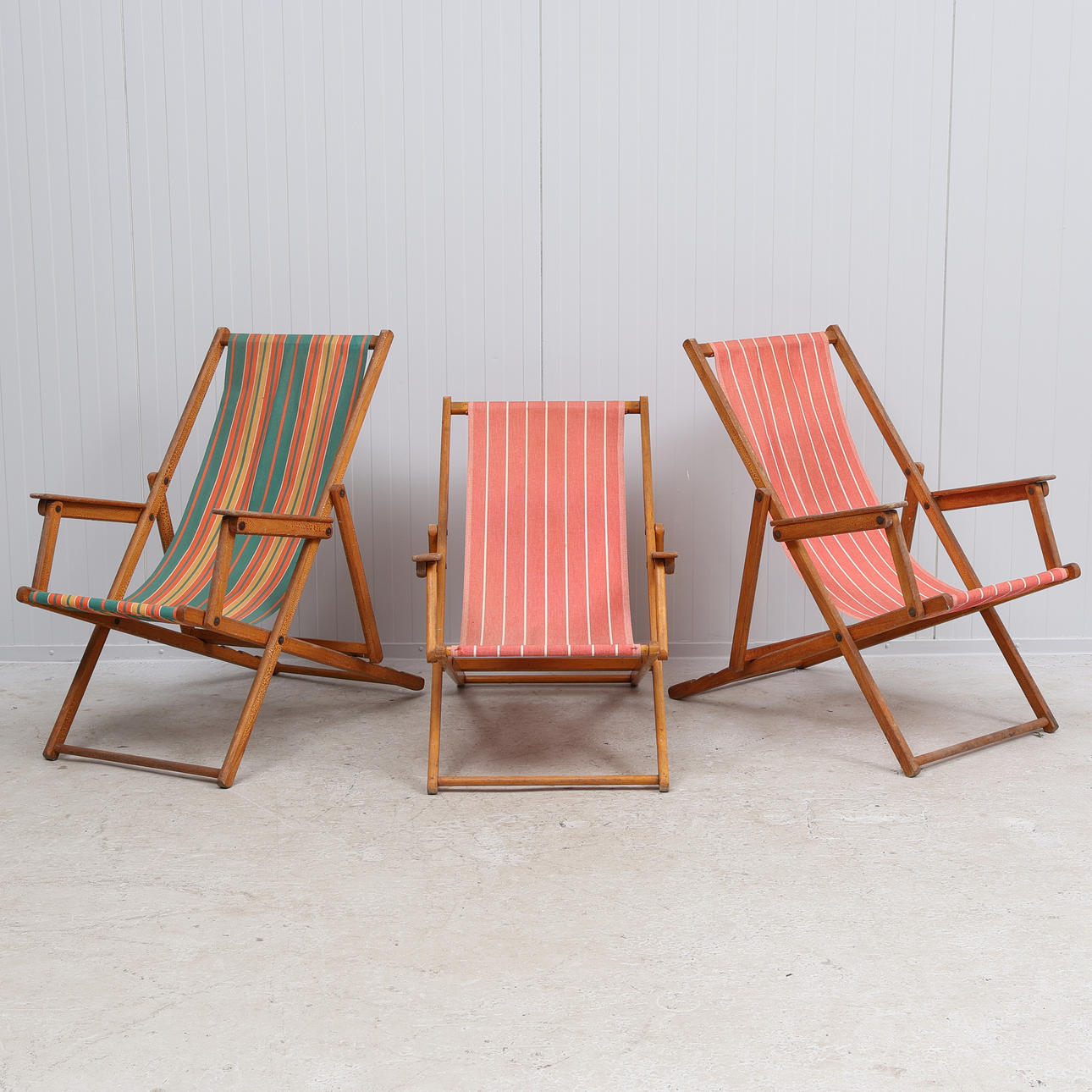 LIEGESTÜHLE, 3 Stück, Holz und Textil, Klappmodell.