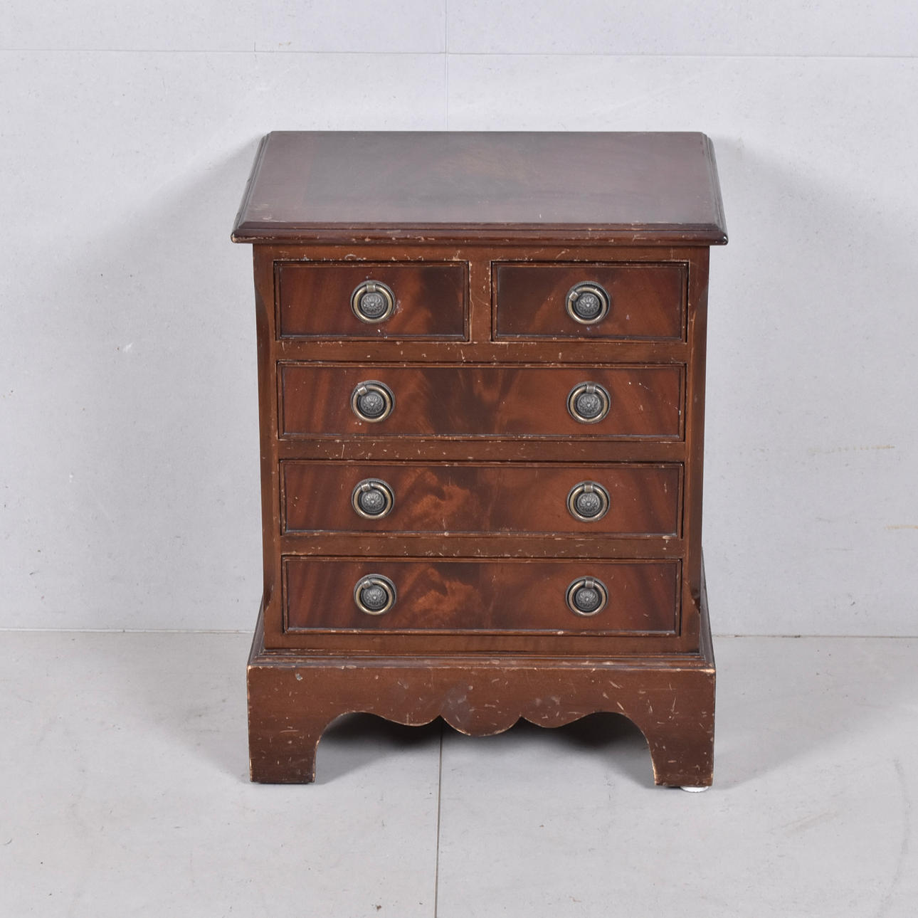 Una cómoda de 5 puertas de Còmoda, siglo XX.