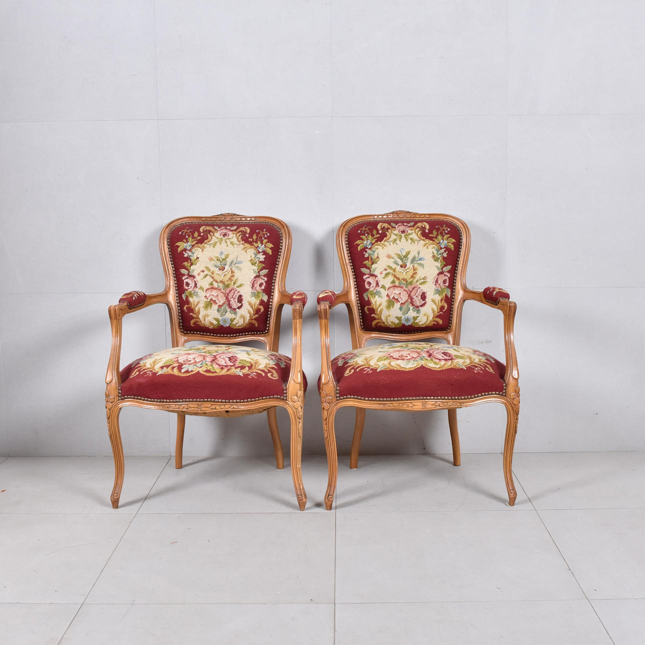 Un par de sillones de estilo rococó, siglo XX.