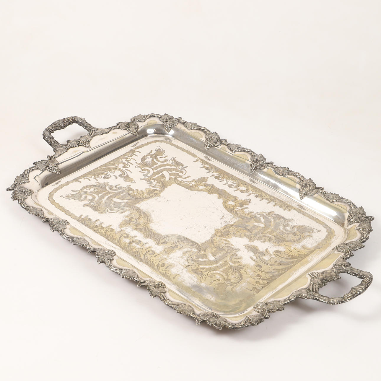 SERVIERTABLETT, mit Traubendekor, versilbert, frühes 20. Jahrhundert.