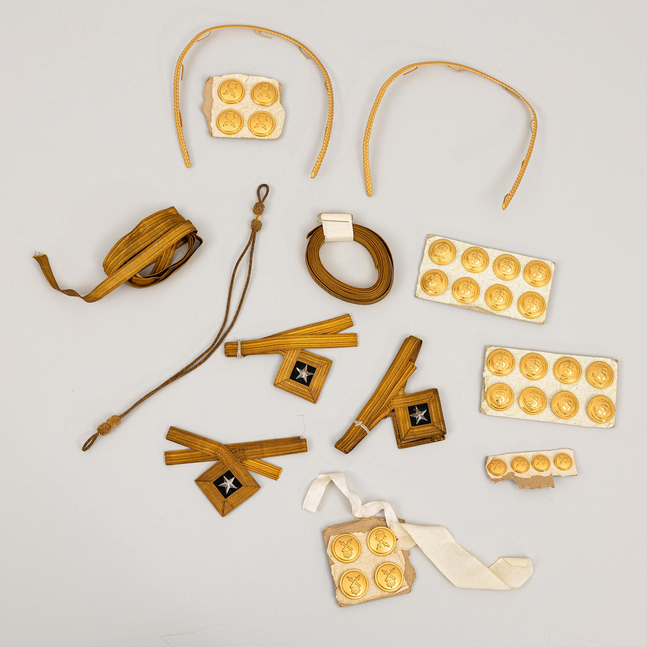 PARTI MILITARIA, buttons and ribbons etc., approx. 35 dlr.