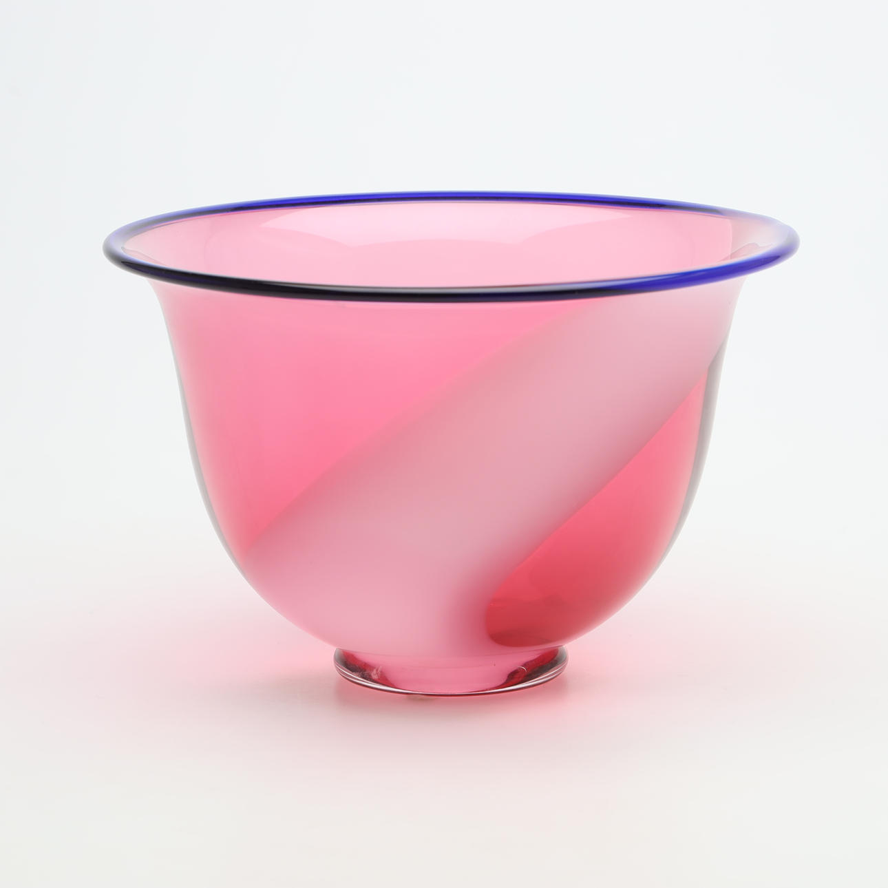 ANN WOLFF, JAN-ERIK RITZMAN & SVEN-ÅKE CARLSSON. A bowl, coloured glass, Transjö.