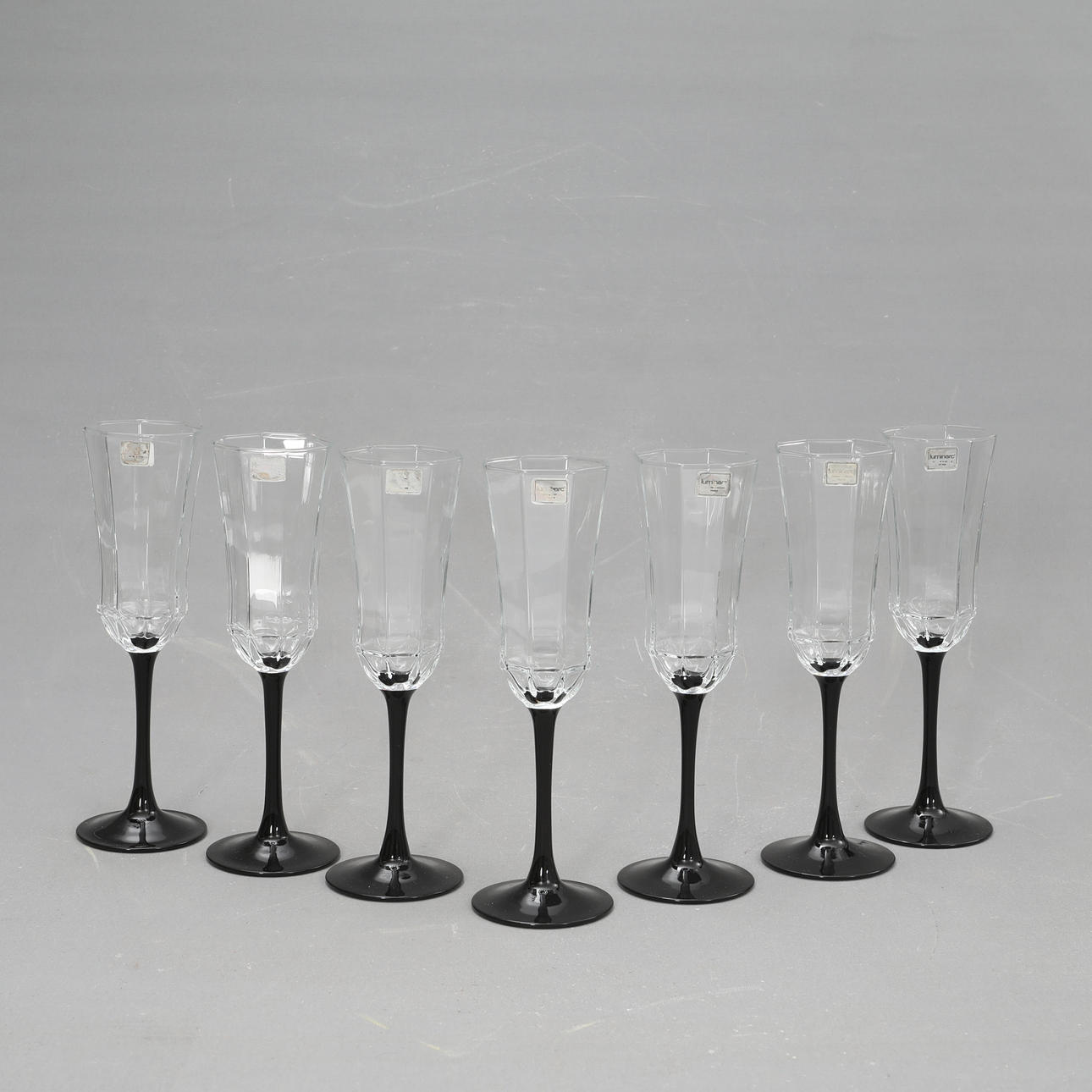 CHAMPAGNEGLAS, 7 stk., med sorte fødder, Luminarc, Frankrig.