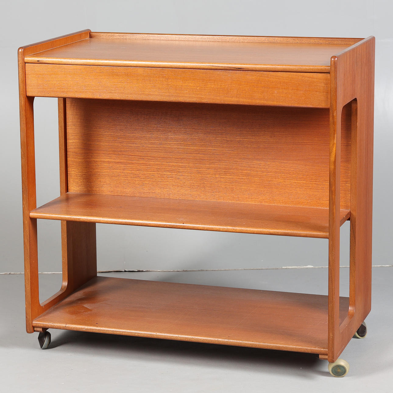 MCINTOSH. EN COCKTAILVAGN I TEAK.