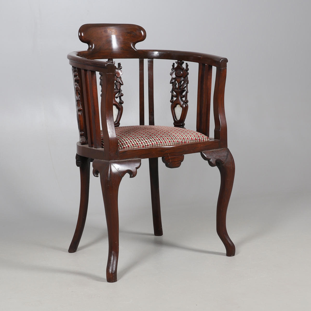 AN EDWARDIAN TUB CHAIR.