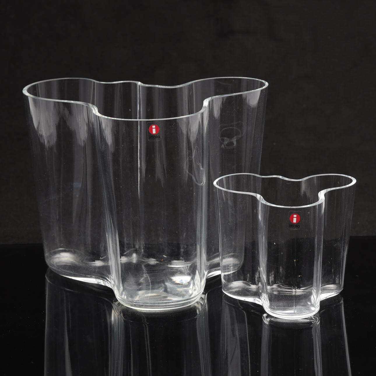 ALVAR AALTO. A set of 2 glass vases, “Savoy”, Iittala.