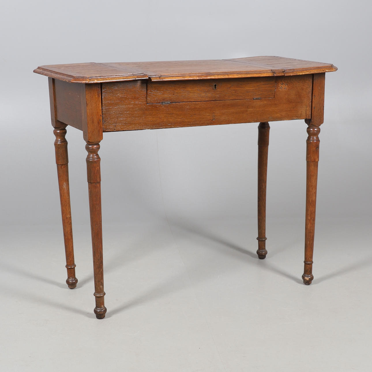 UN ESCRITORIO DE CAMPAÑA DE ROBLE.