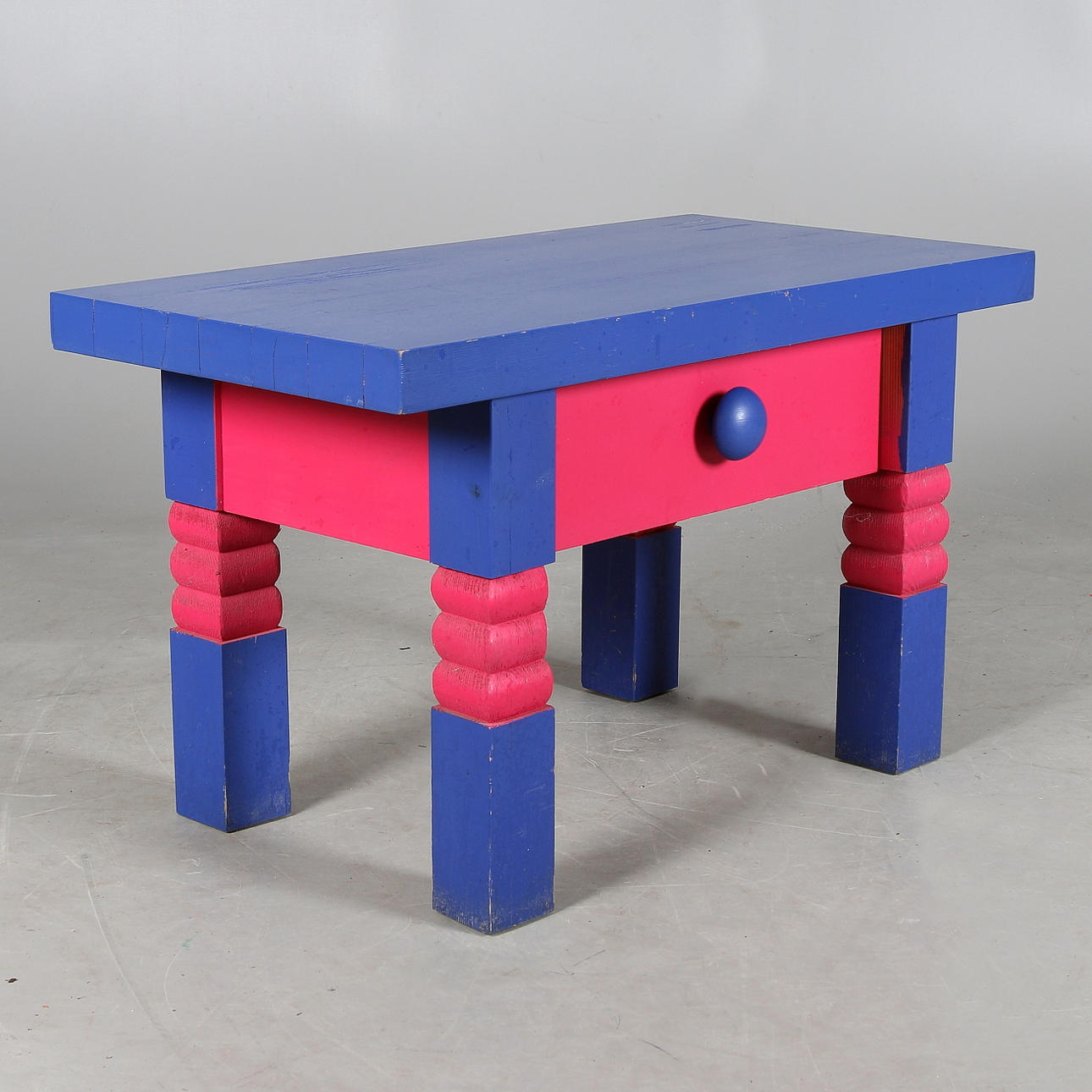 ERIK HÖGLUND. Trymå/hallbyrå, bemålat trä, Eriksmålaglas, 1900-talets sista kvartal.