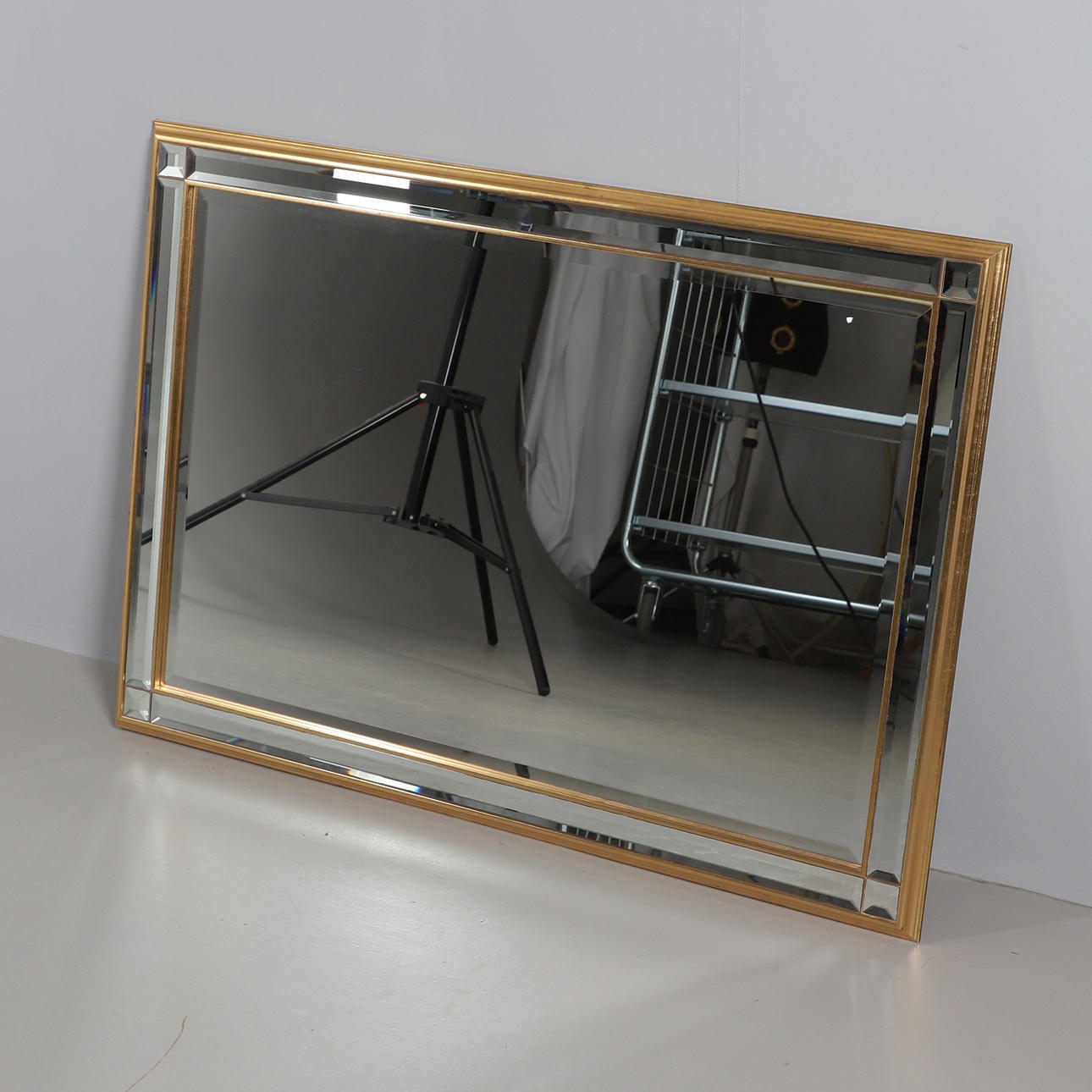 ET STORT MODERNE SKRÅ SPEJL.