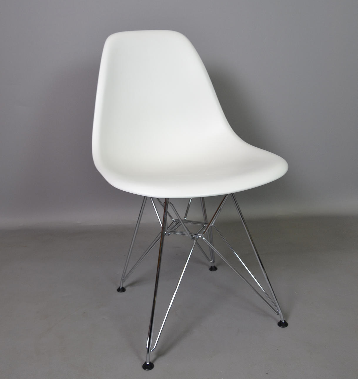 CHARLES & RAY EAMES VON. stol, knoll international.