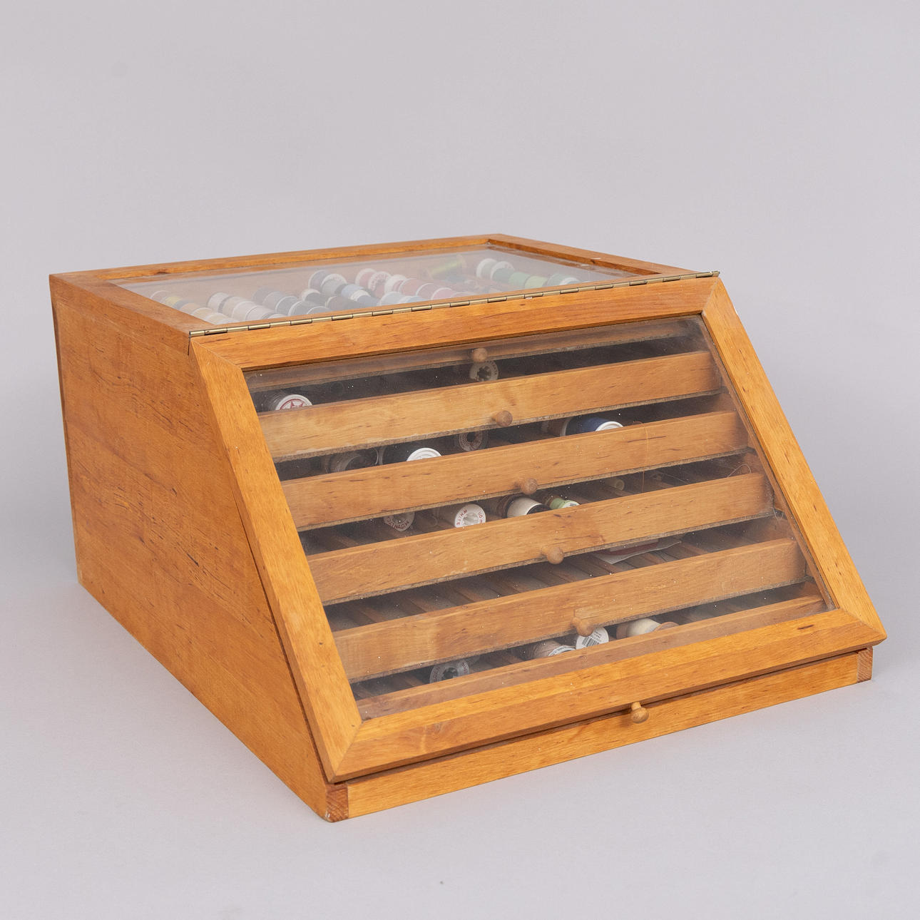 A stand for sewing thread, oiled wood, 20th century.