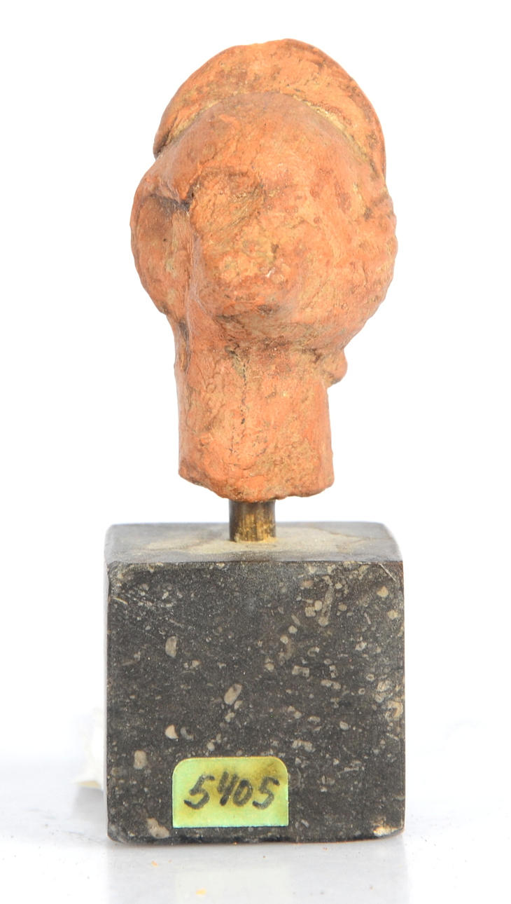 SKULPTURFRAGMENT, terrakotta, huvud av kvinnlig gudom, romerskt.