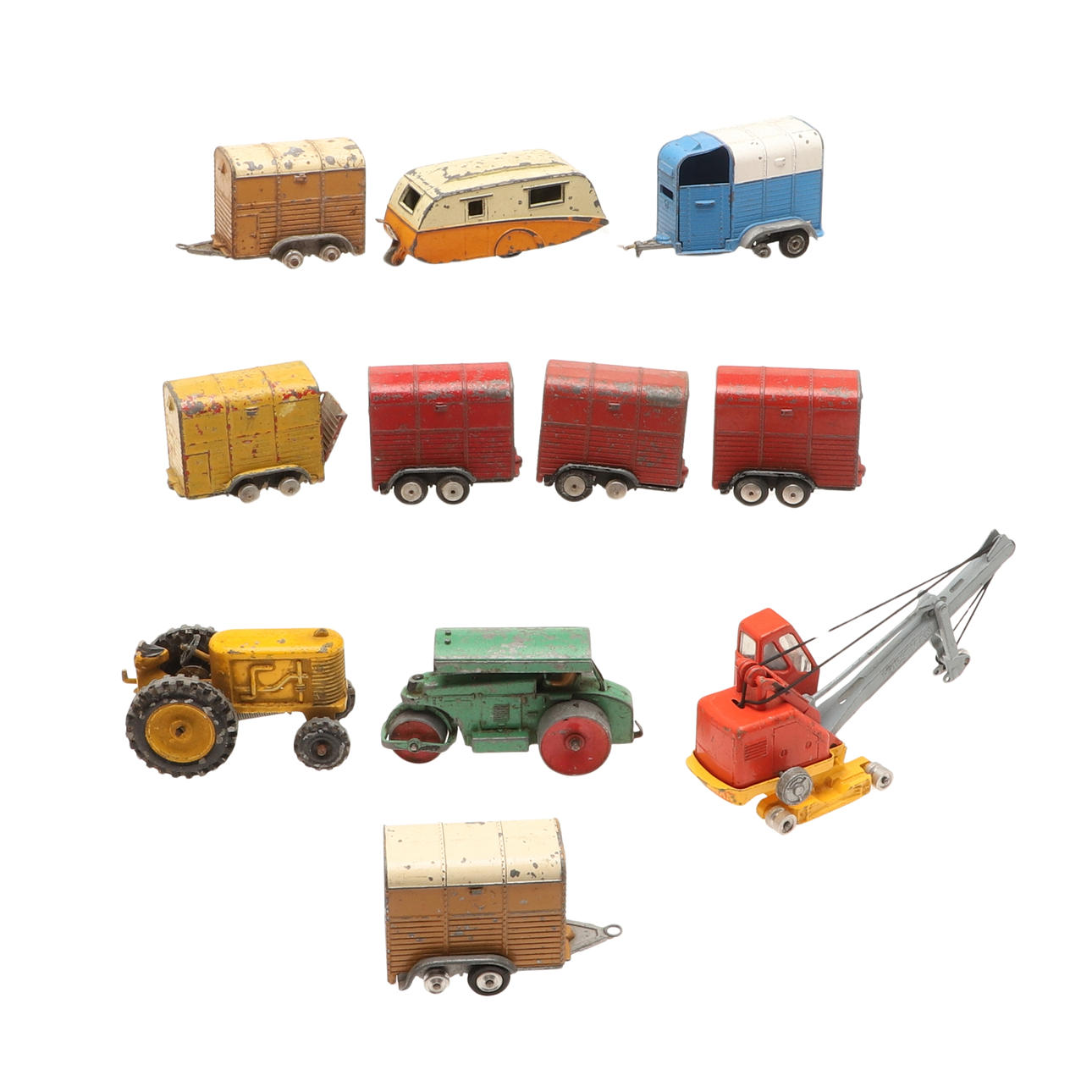 EN KONDOR TRYKSTØBT TRAKTOR OG DIVERSE DINKY KØRETØJER.