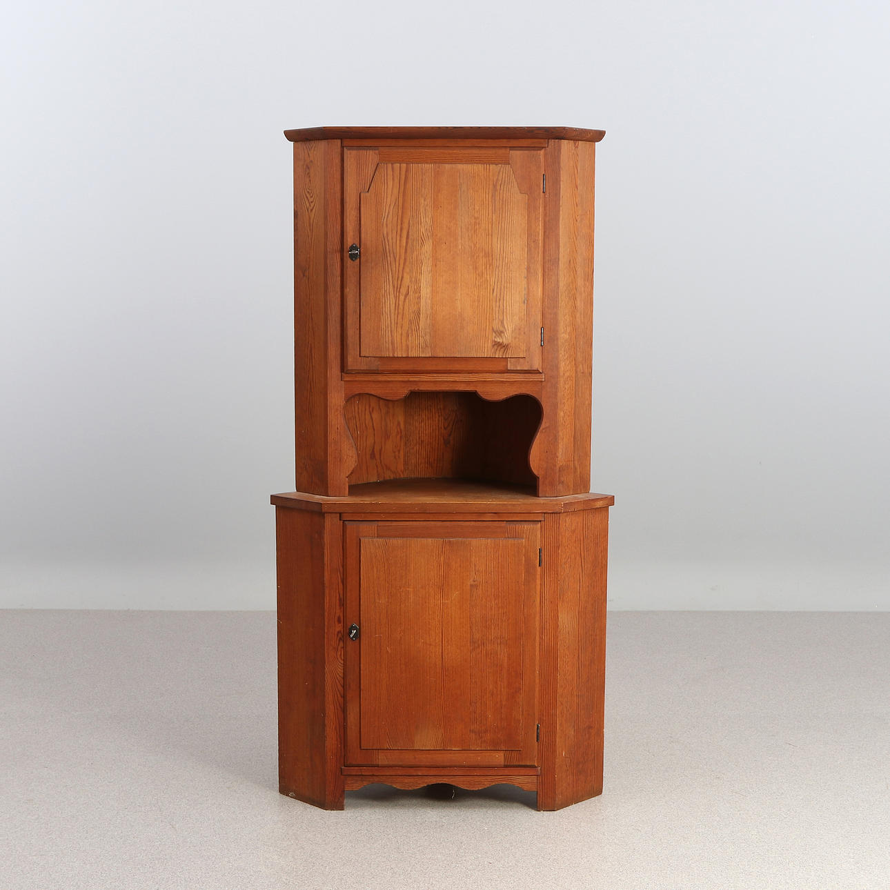 ECKSCHRÄNKE. Kiefer. „Liebe“. Nordiska Kompaniet.