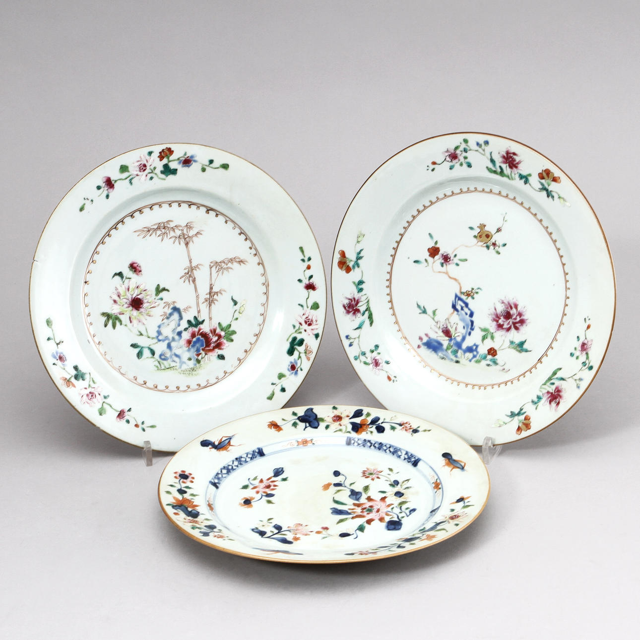 TALLRIKAR, 3 st olika, porslin, Kina 1700-tal.