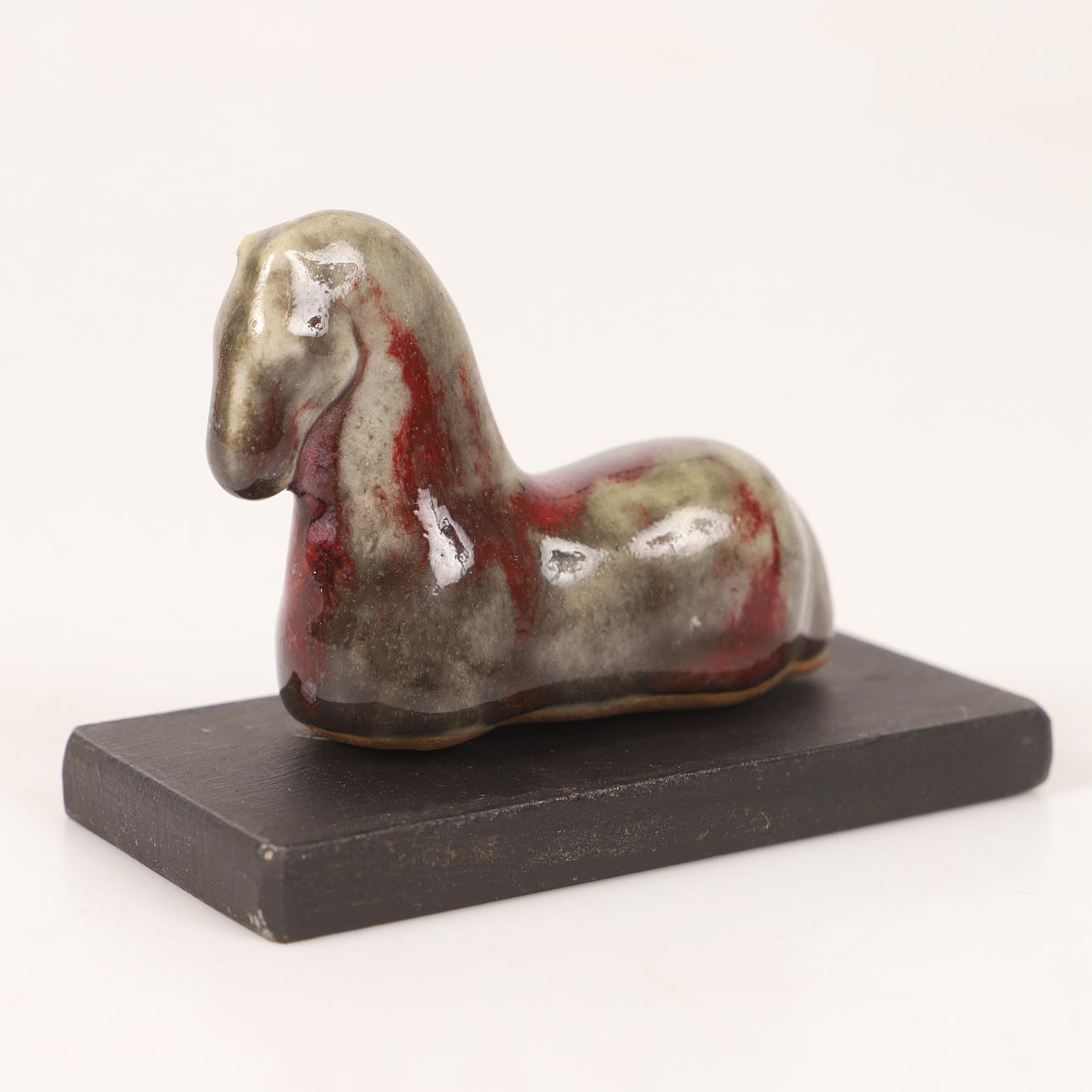 ULLA  KRAITZ. Sculpture, glazed stoneware on plinth, signed.