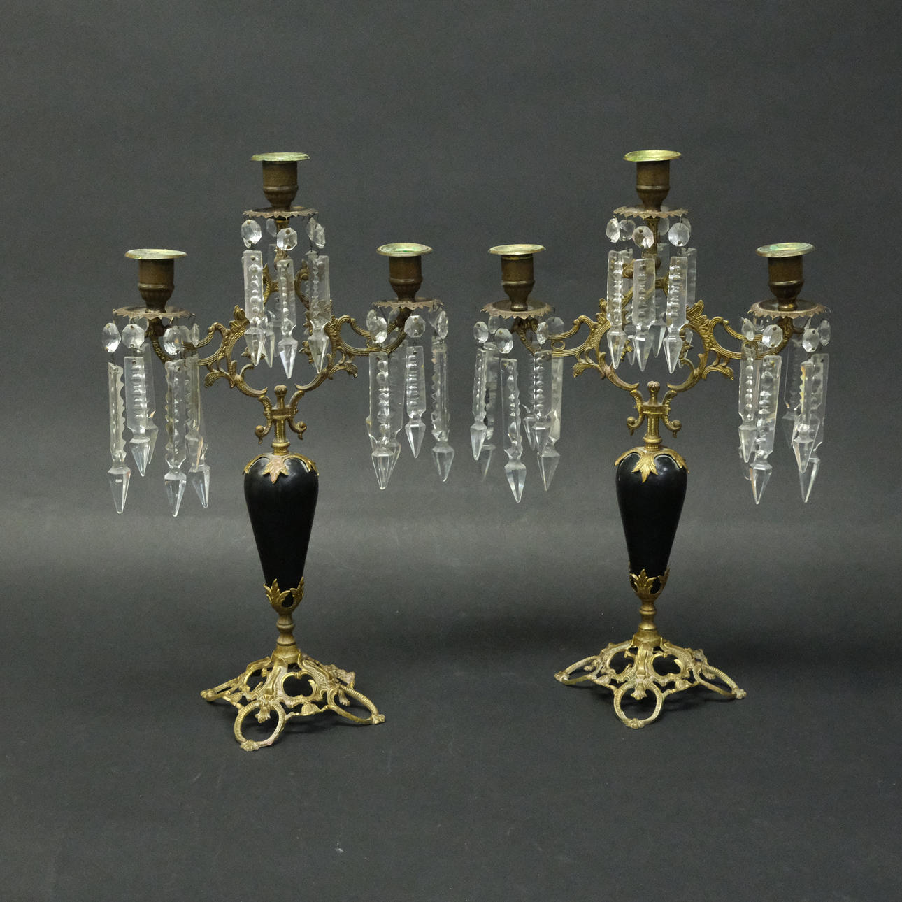 UN PAR DE CANDELABROS, OSCARIANOS.