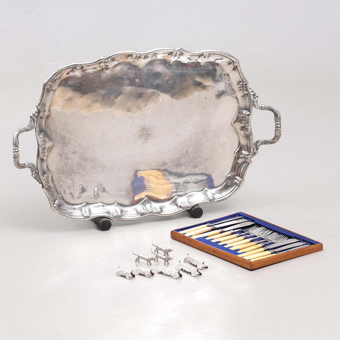 TABLETT, FISCHBESTECK UND BUTTERHUNDE.