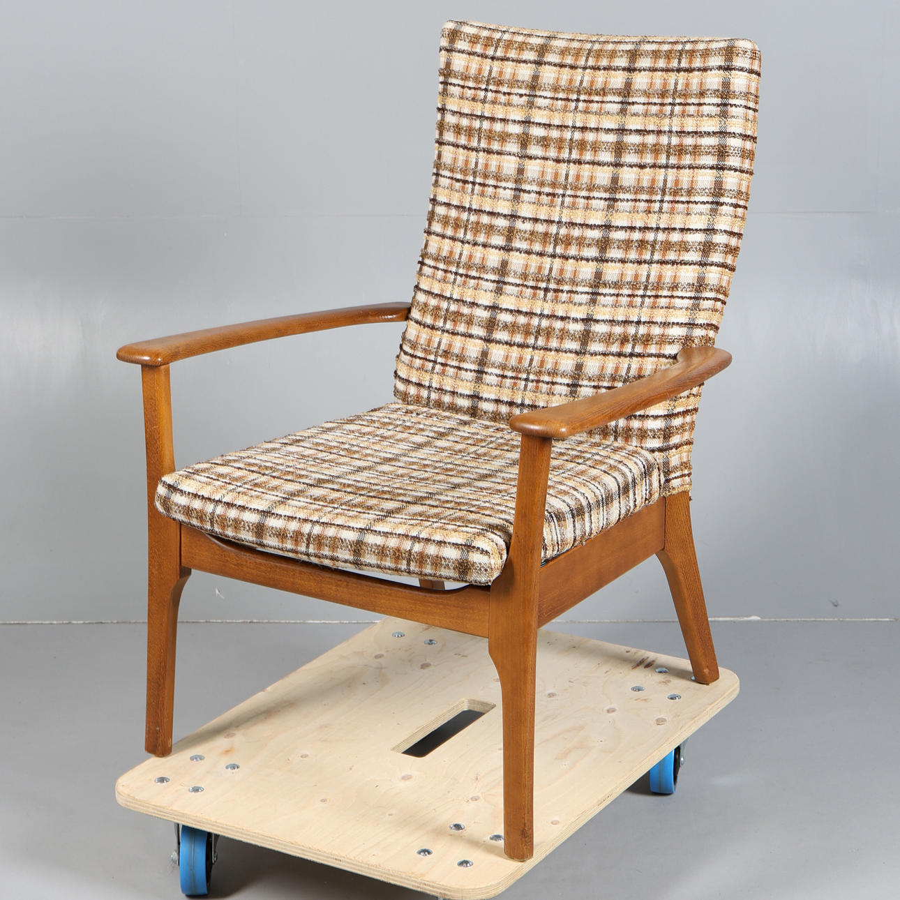 A MID 20TH CENTURY ARMCHAIR.