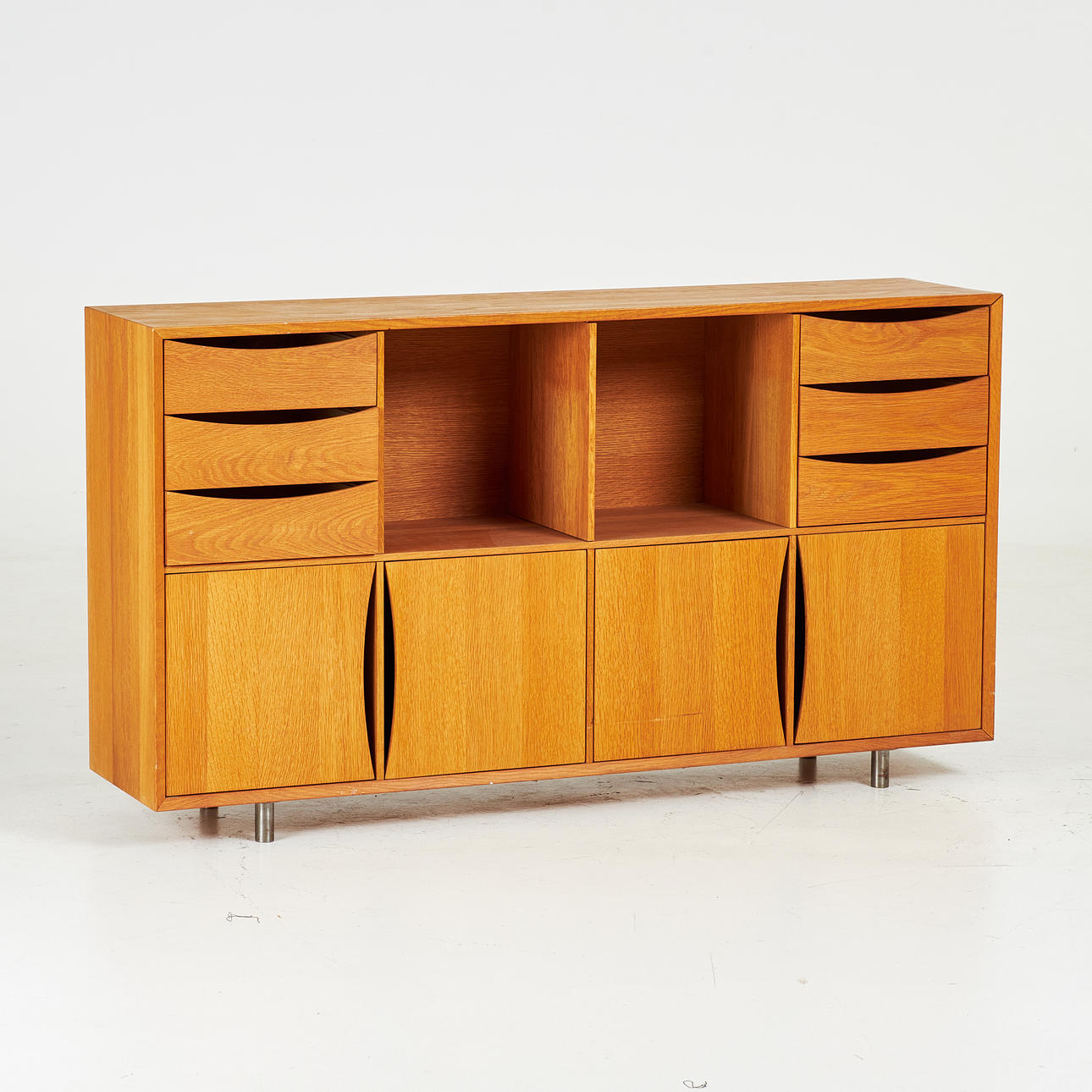 SIDEBOARD, modern, Eiche, Luken und ausziehbare Schubladen.