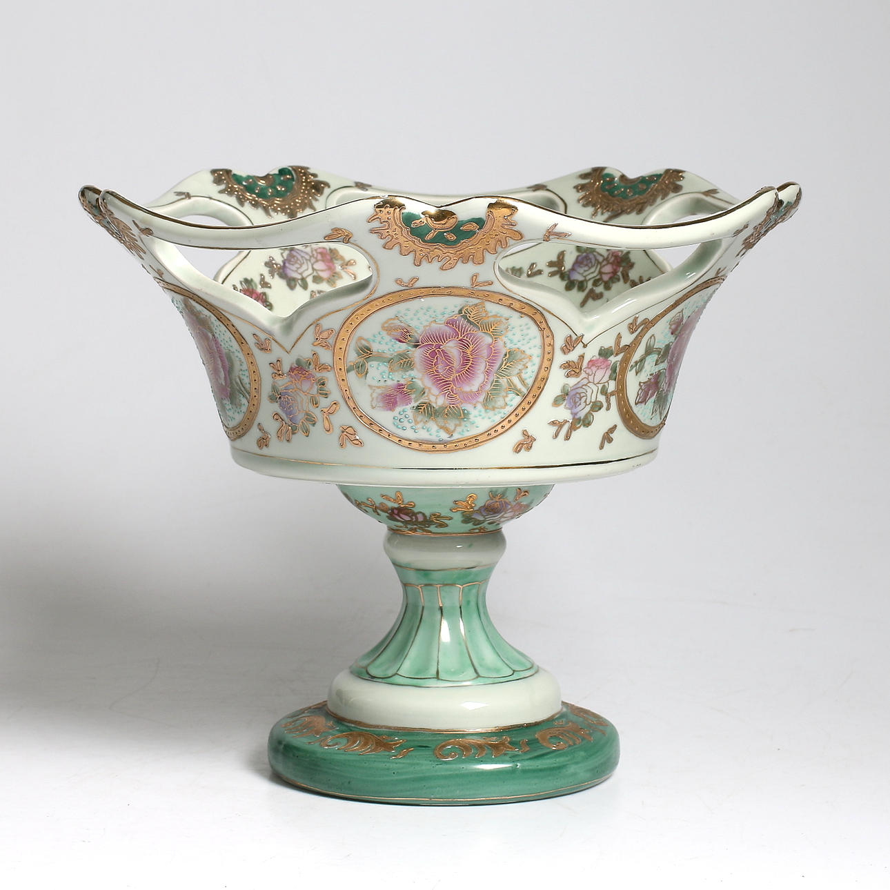 SKÅL PÅ FOT, porslin, satsuma-stil, Kina, 1900-tal.