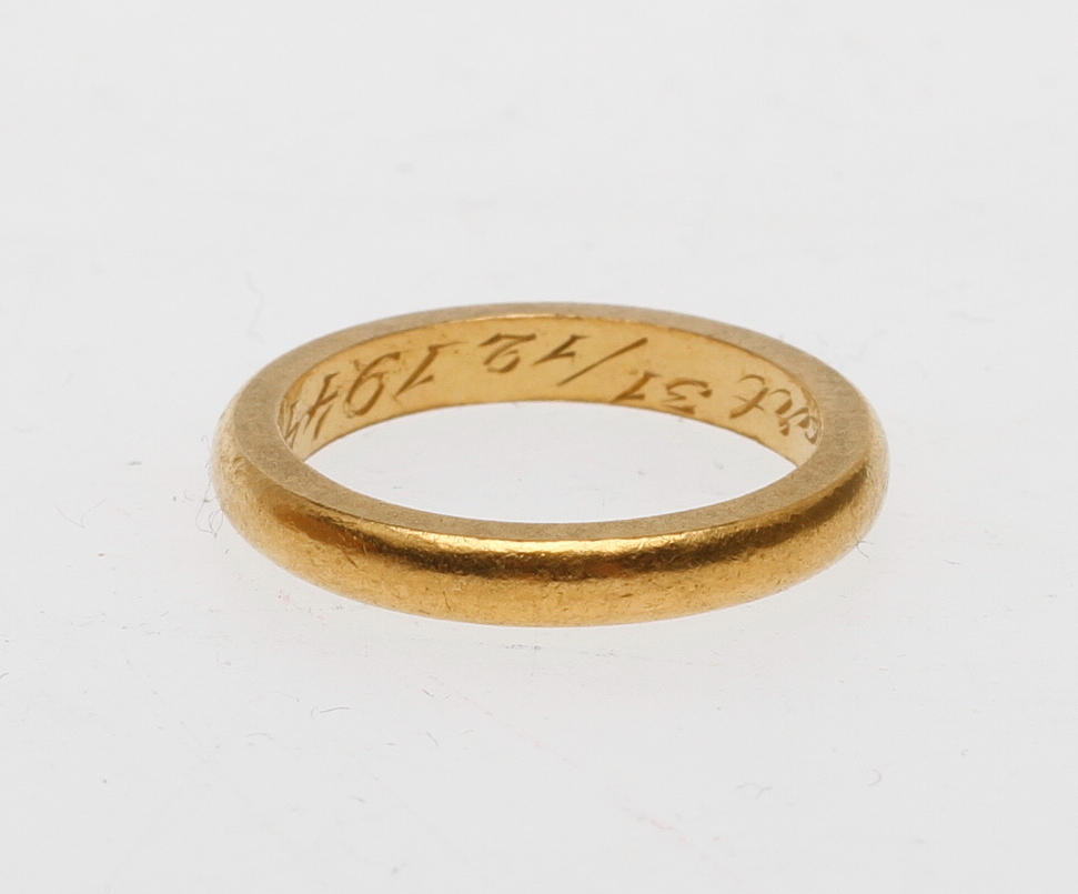 RING, 23k guld, vikt ca 5 gram.