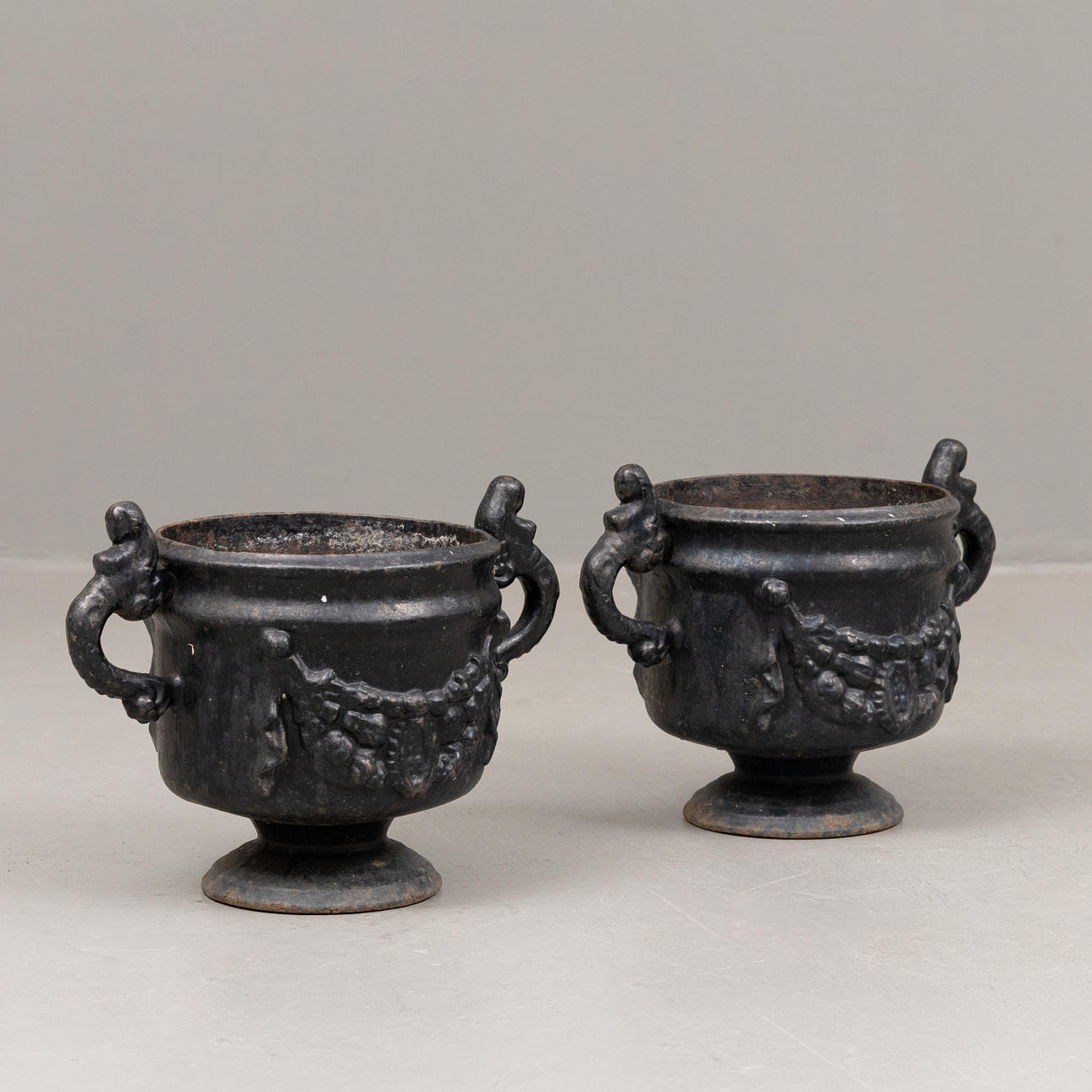 HAVEURNER, et par, støbejern, 1900-tallet.