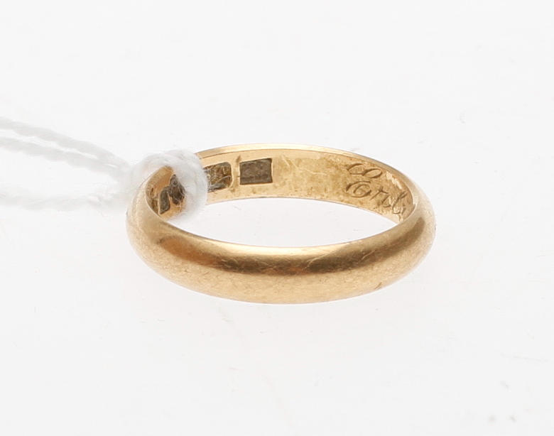 RING, 18k guld, vikt ca 3,7 gram.