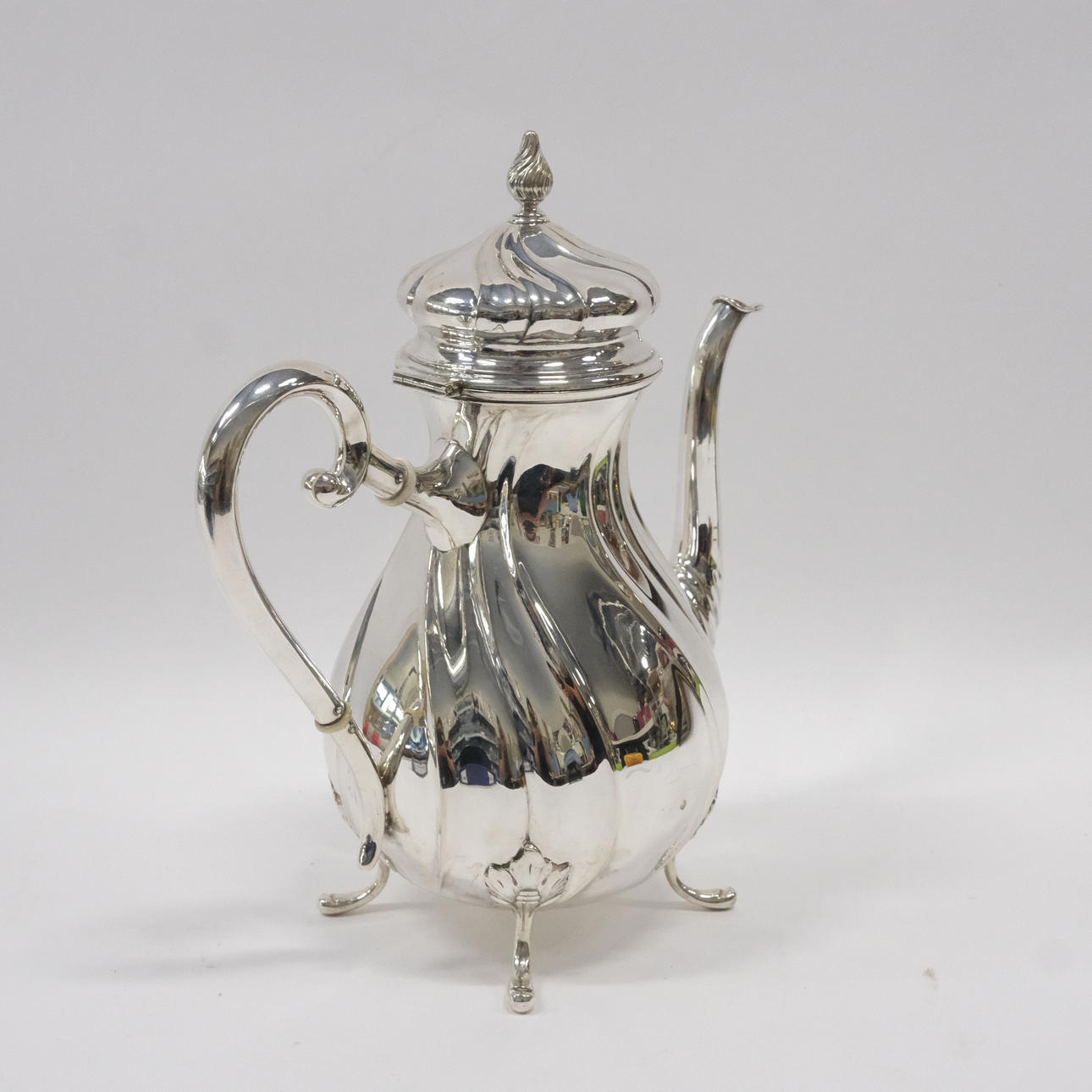 CAFETERA, ESTILO ROCOCÓ, PLATA.