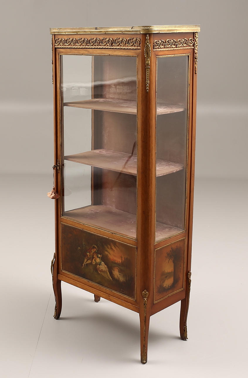 VITRINSKÅP, Louis XV-stil, Frankrike tidigt 1900-tal.