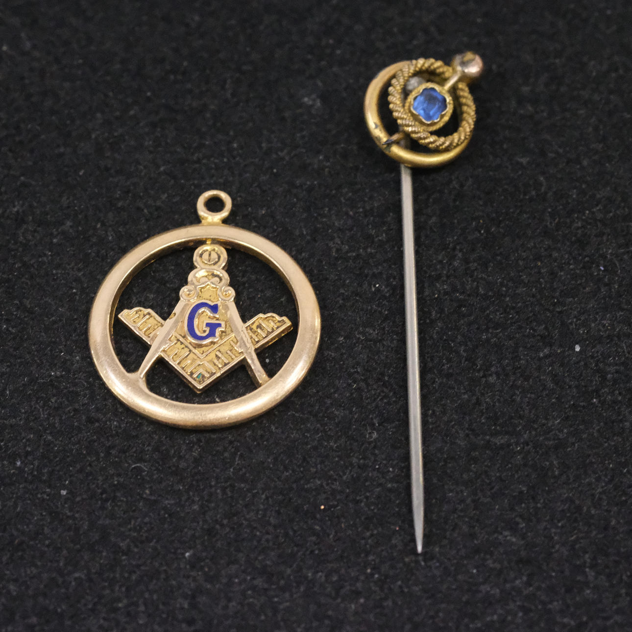 MASONIC CHARM, 14K GOLD AND TIE PIN, BASE.