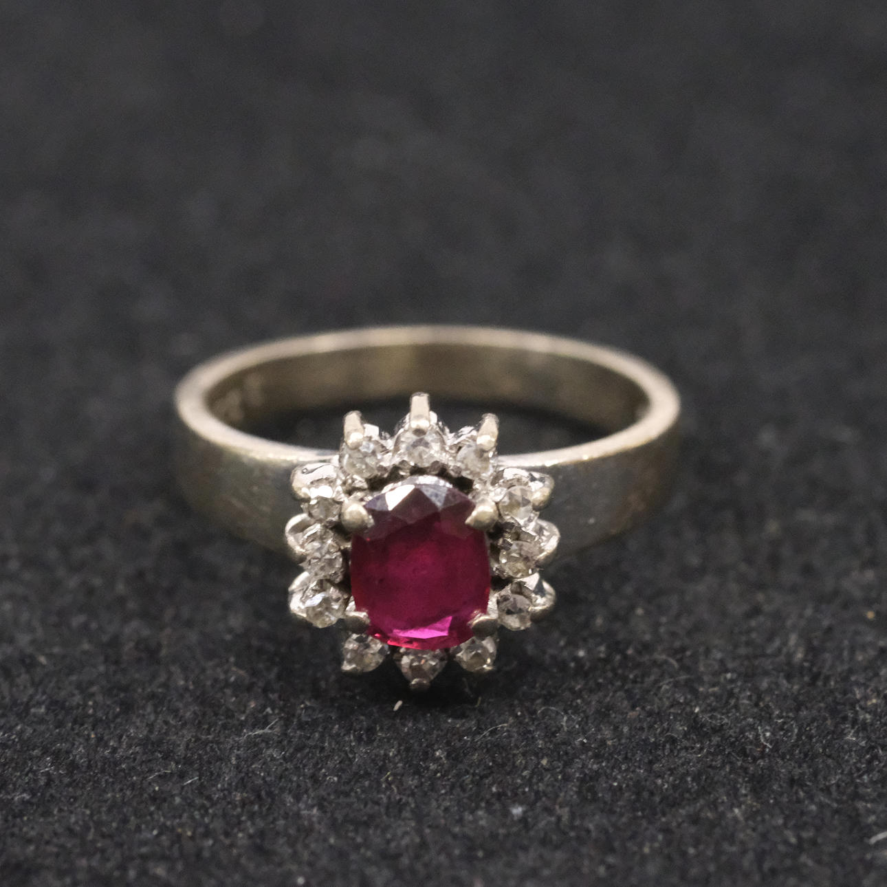 CARMOSÉ RING WITH RUBY AND DIAMONDS.