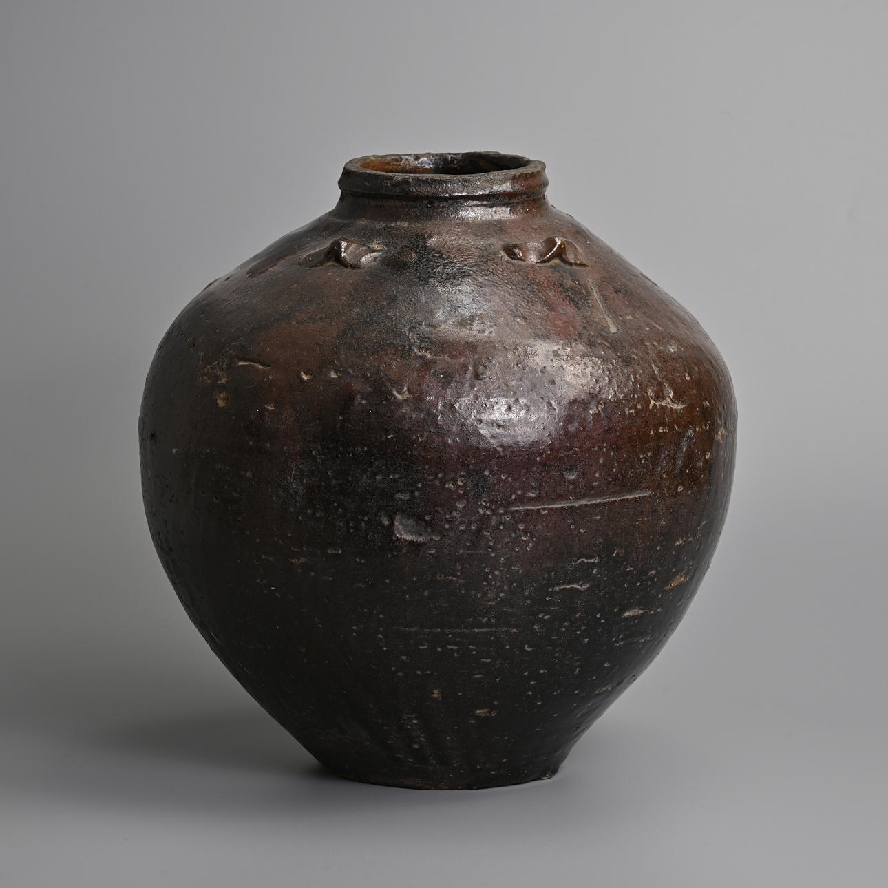 A LARGE CHINESE BROWN GLAZED STORAGE JAR, YUAN / MING DYNASTY.