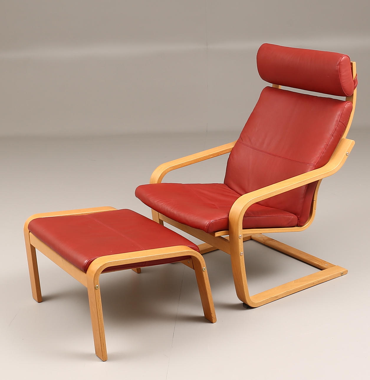 FÅTÖLJ med fotpall, skinnklädda dynor.