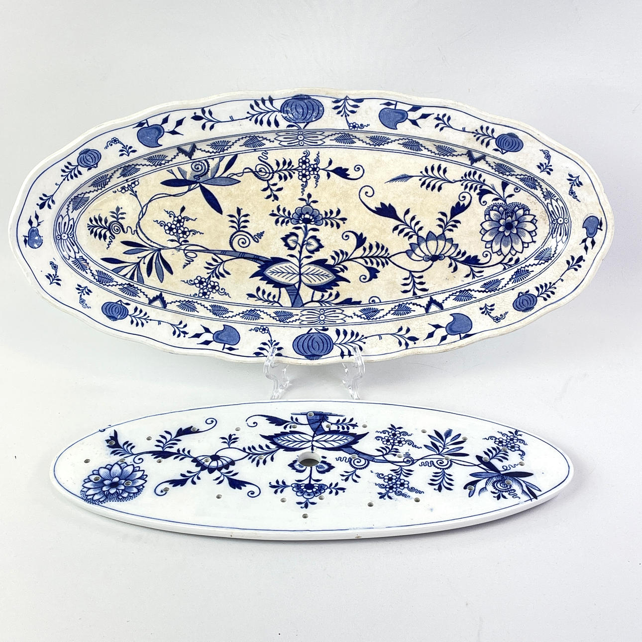 A Caludon “Meissen” flintware 'Onion pattern' fishplate, England.