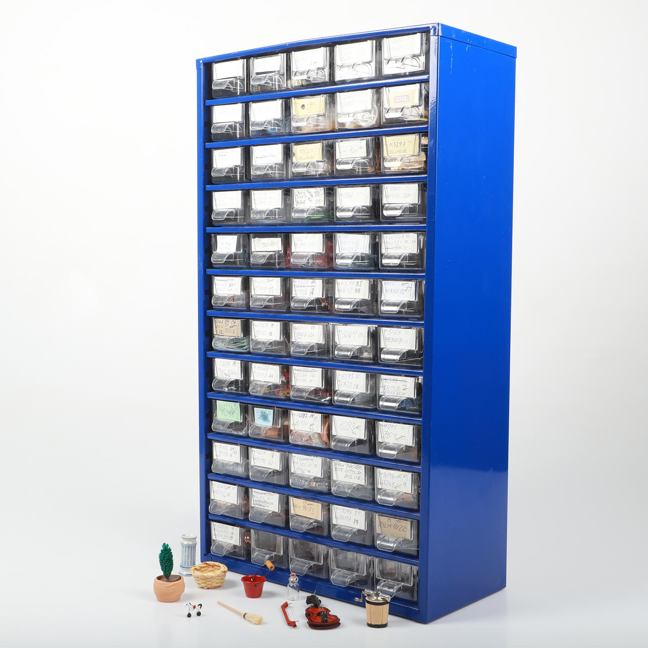 DOCK OR VIEWING CABINET MINIATURES, 1 assortment cabinet.