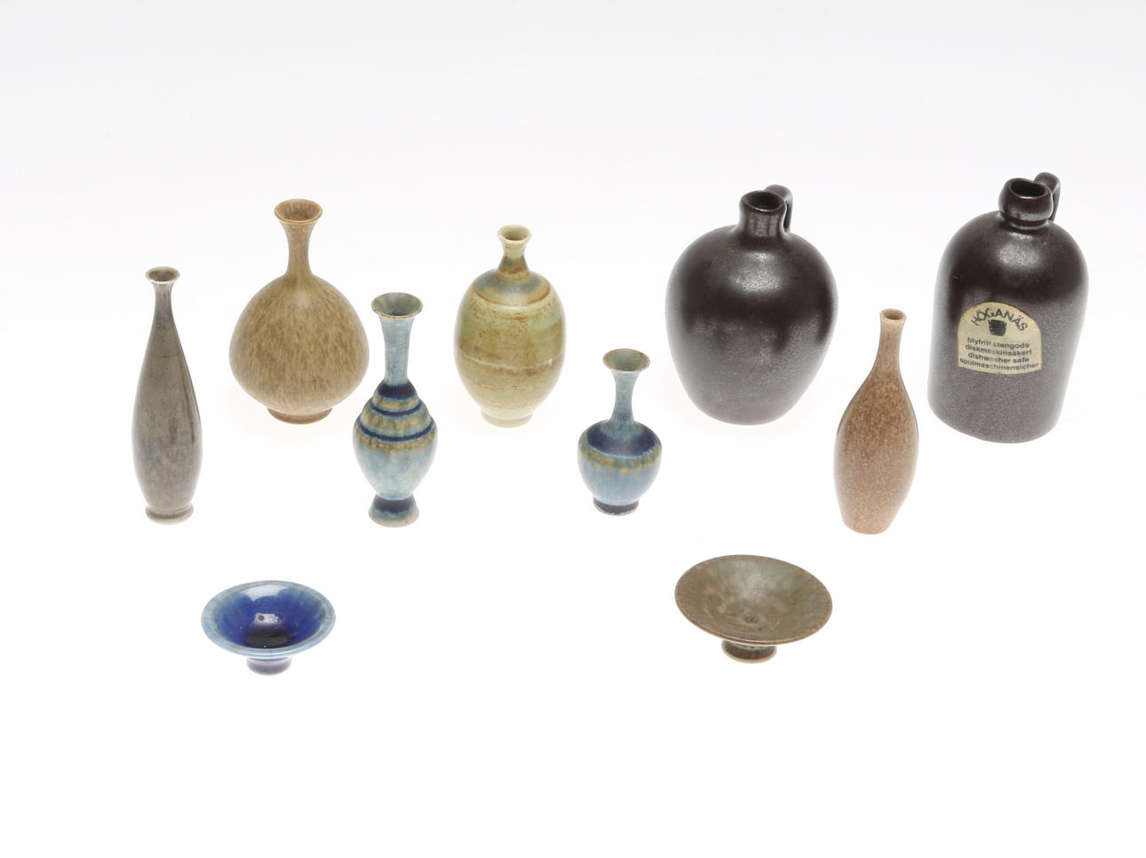 MINIATYRVASER samt FAT, 10 st, stengods, Höganäs, 1900-tal.
